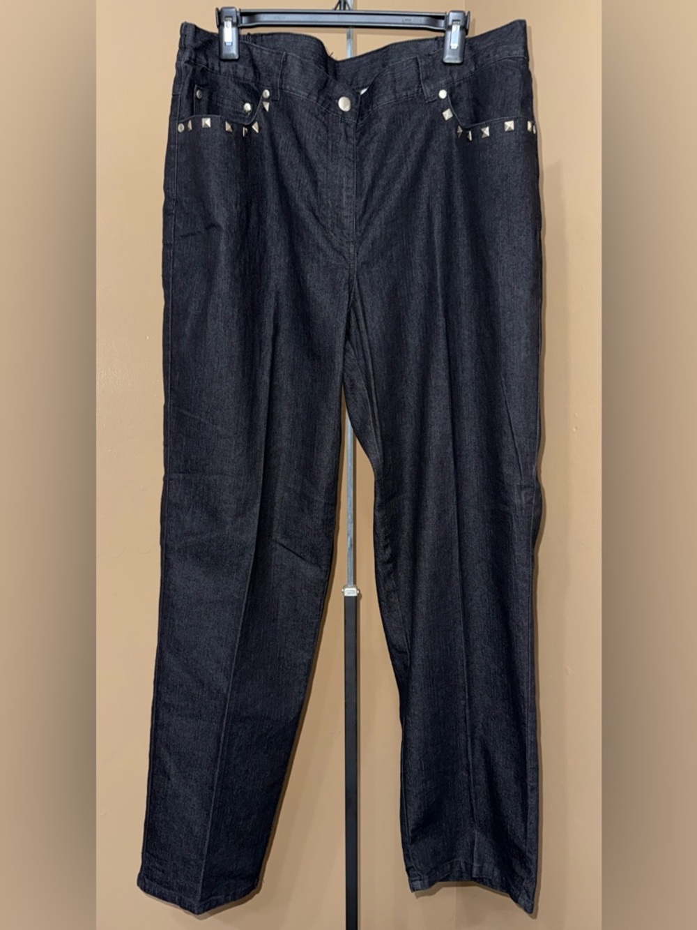 NWT RUBY RD WOMEN Black Studded Straight-Leg Jeans. Size 16W.